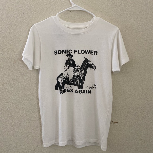 Brandy melville white Chloe sonic flower top - Picture 6 of 6